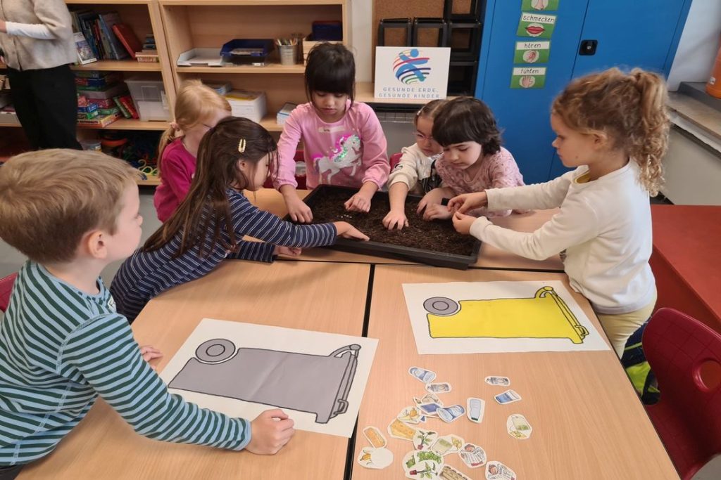 Kinder lernen Mülltrennung